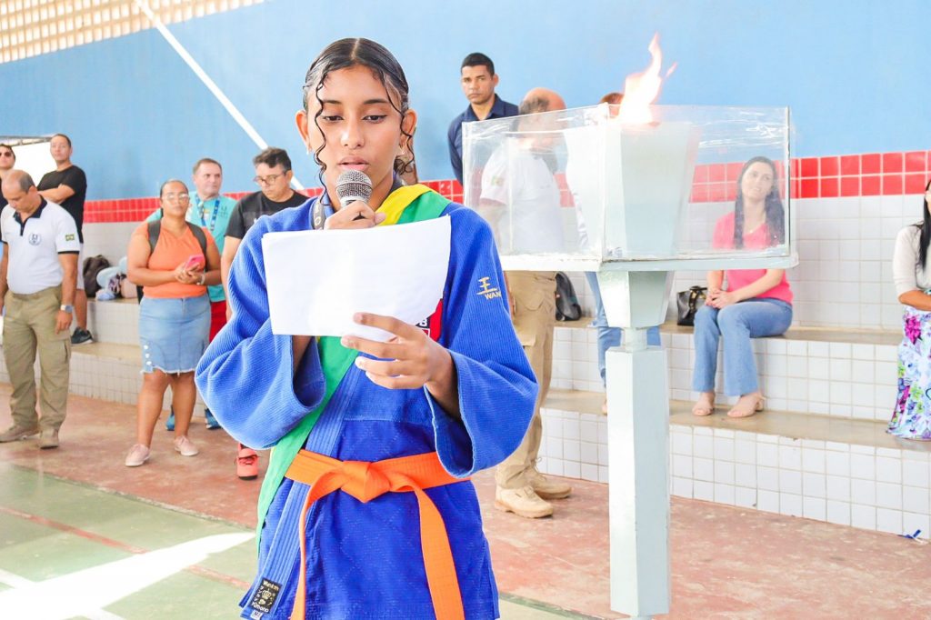 Alegria e torcidas organizadas marcam abertura dos jogos internos