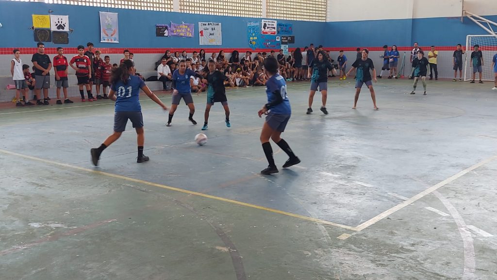 Alegria e torcidas organizadas marcam abertura dos jogos internos da Escola  Chico Xavier