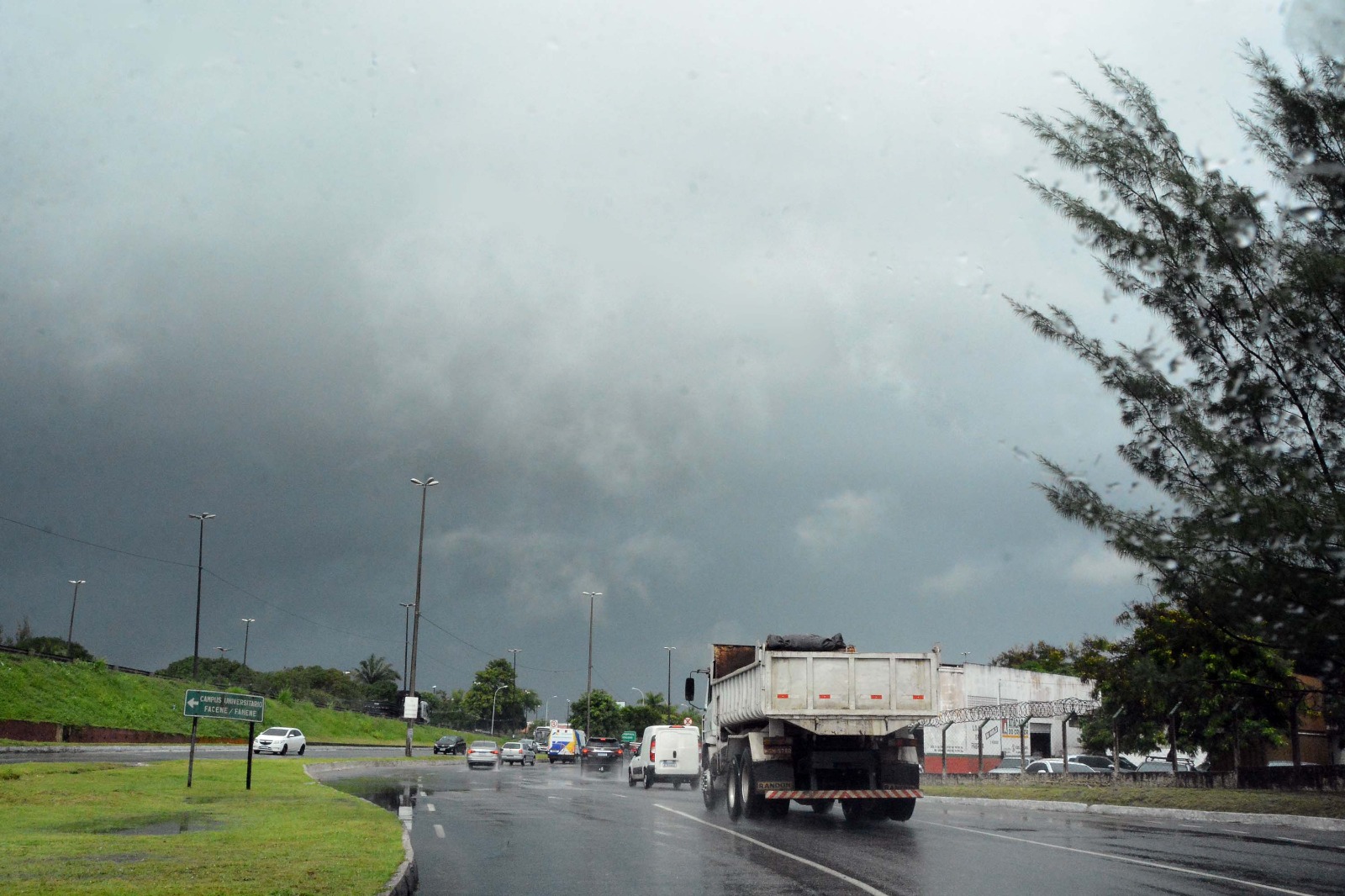 Alerta do Inmet prevê chuvas até o fim do domingo e equipes da Prefeitura mantêm plantão