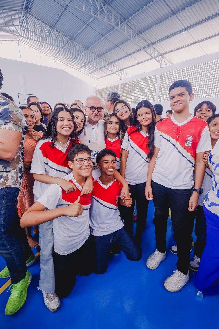 Cícero Lucena entrega escola bilíngue totalmente reconstruída, com tecnologia de ponta no Oitizeiro, e celebra intercâmbio internacional para alunos e professores