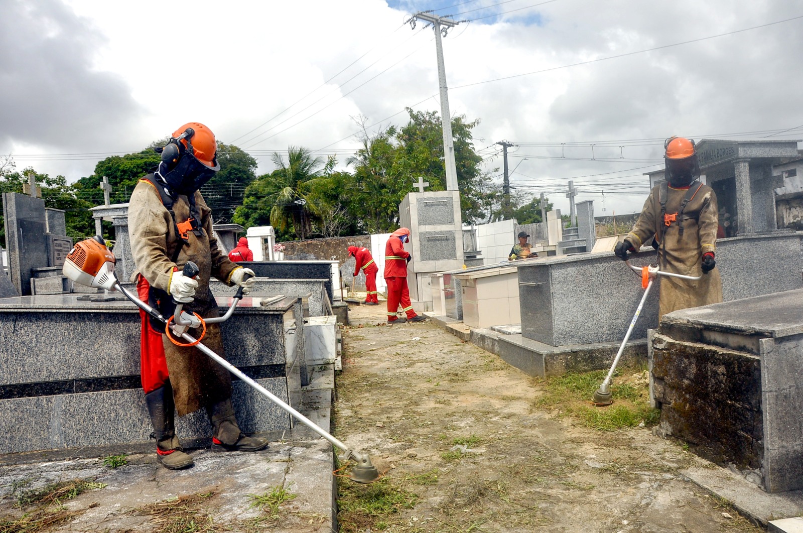 Emlur intensifica serviços de conservação e segue com Operação Finados nos cemitérios