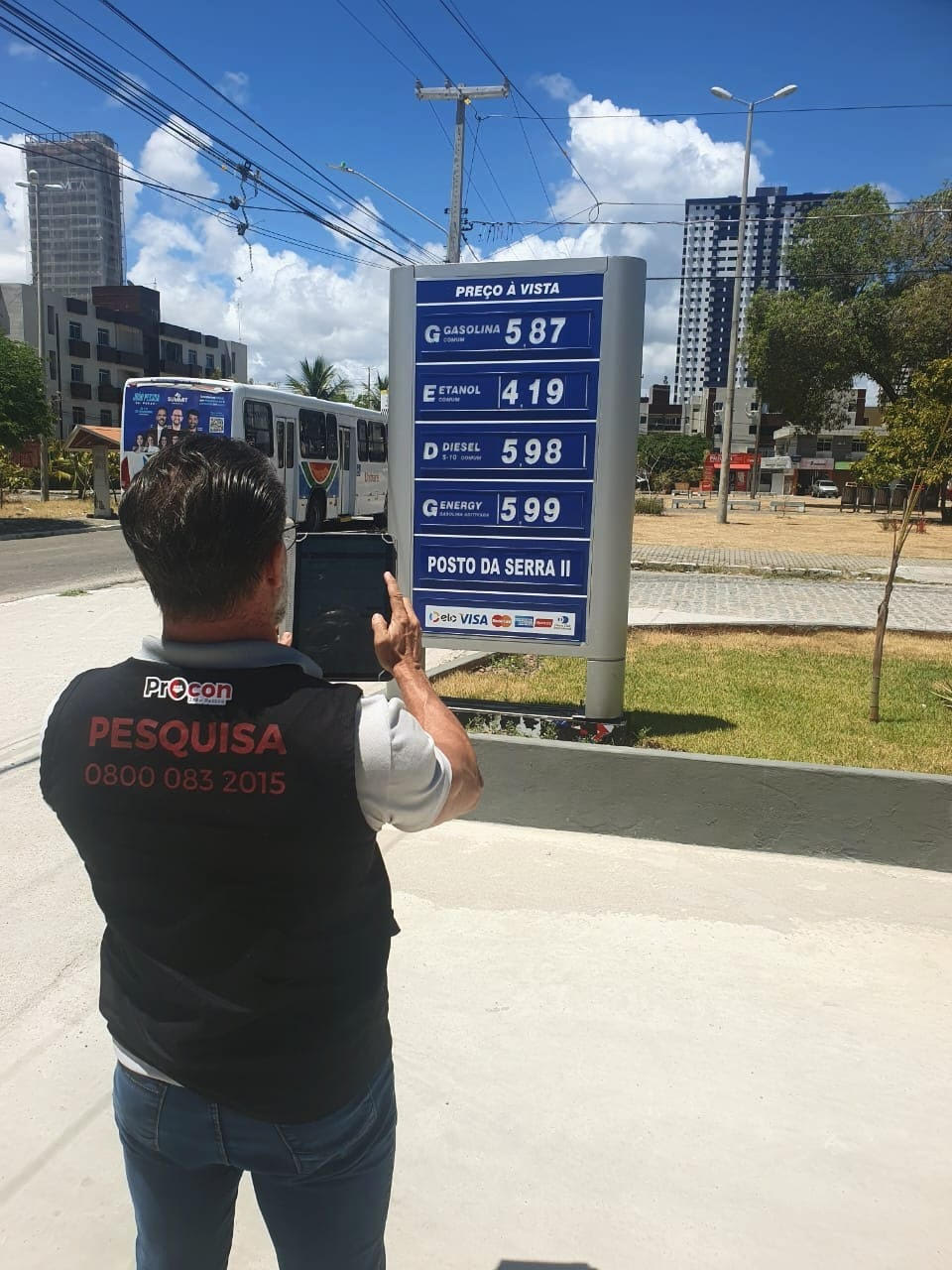 Pesquisa de combustíveis encontra média de R$ 5,88 na gasolina; preço se mantém em 113 postos há uma semana Pesquisa de combustíveis encontra média de R$ 5,88 na gasolina; preço se mantém em 113 postos há uma semana