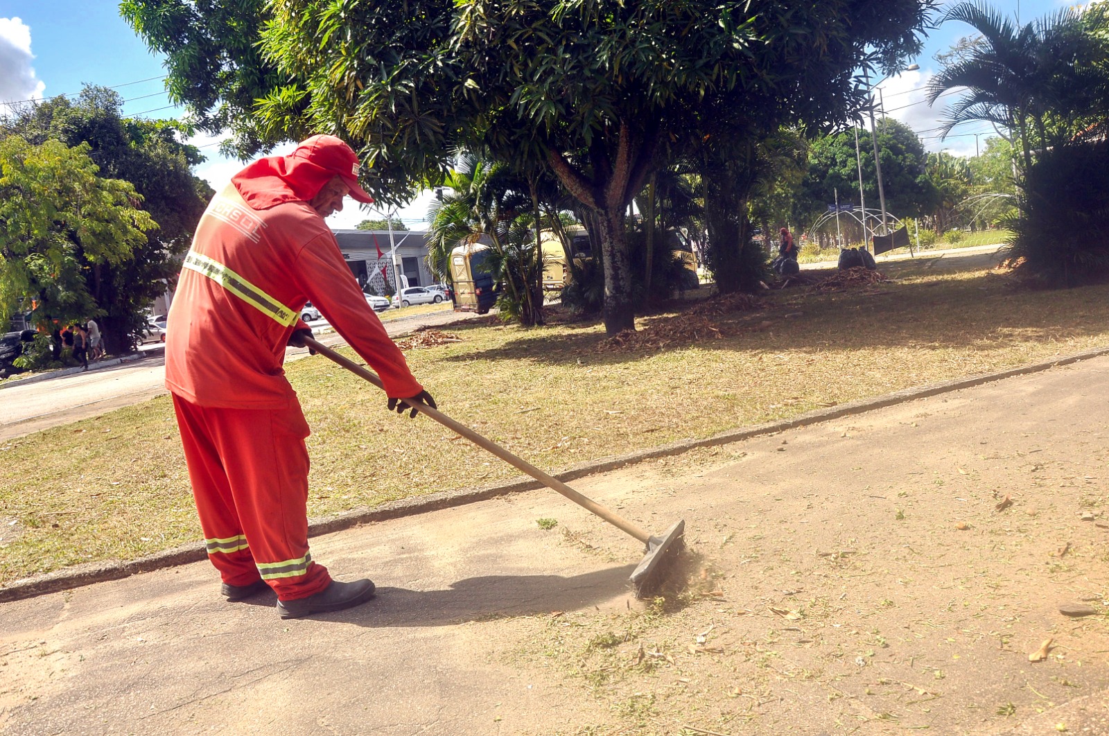Emlur mantém agentes de limpeza com trabalho contínuo e serviços de conservação por toda cidade
