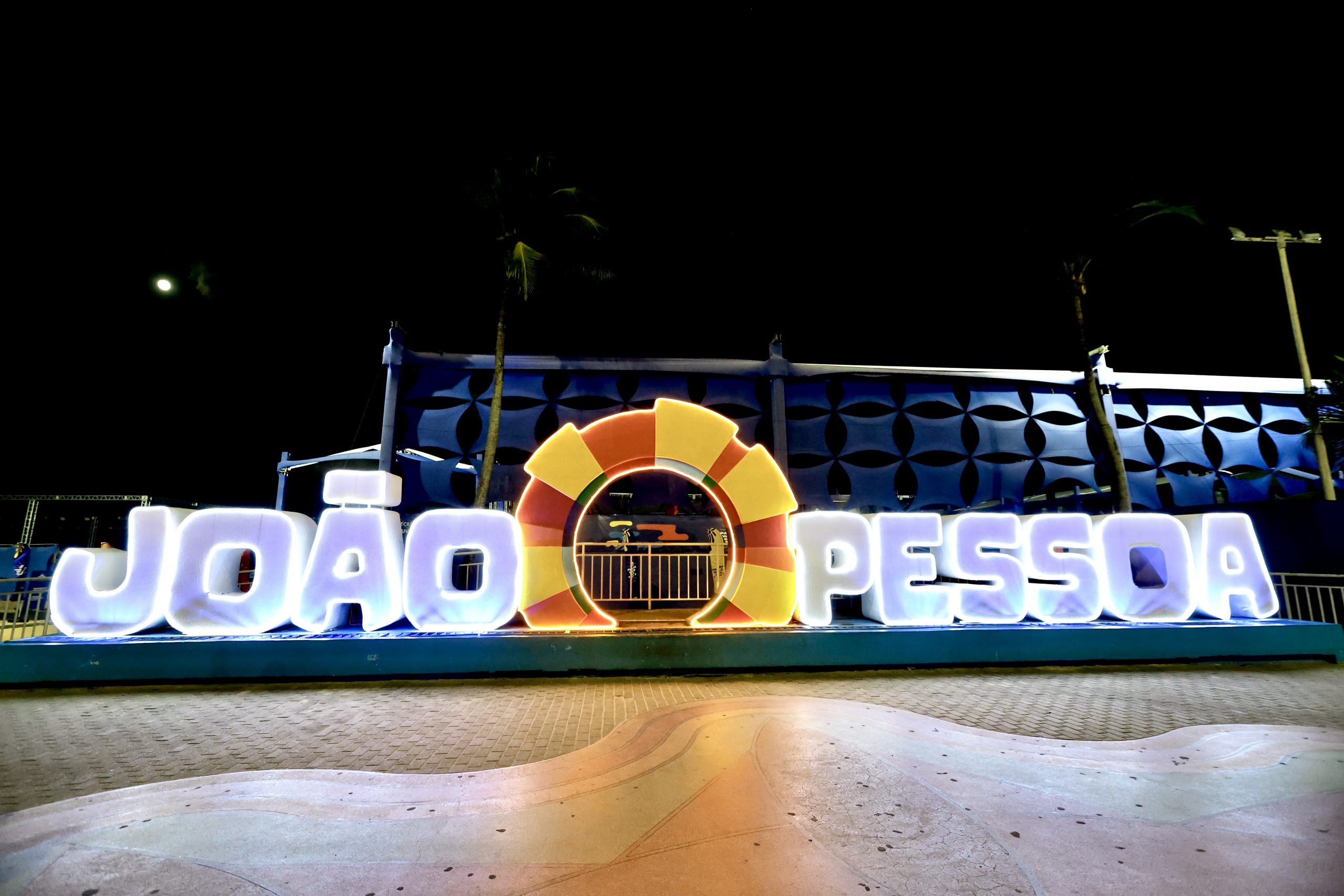 Prefeitura instala iluminação especial no Hospital Santa Isabel e no letreiro no Busto de Tamandaré