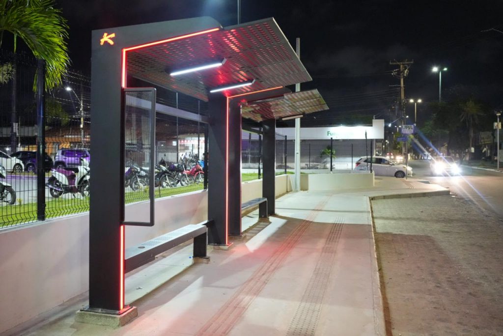 Prefeitura segue instalando novos abrigos nas paradas de ônibus da Capital
