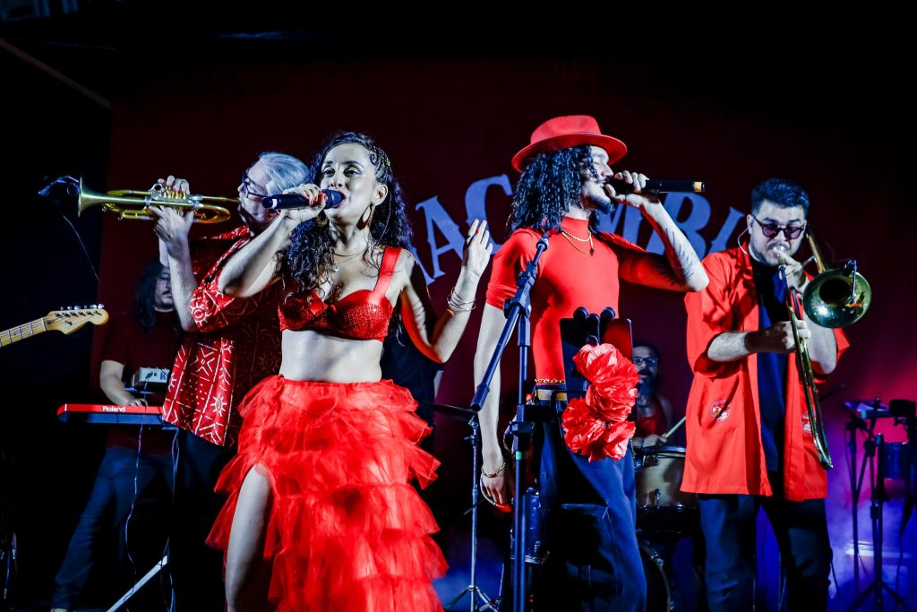 Público lota Casa da Pólvora em evento com Banda Macumbia e DJ Claudinha Summer