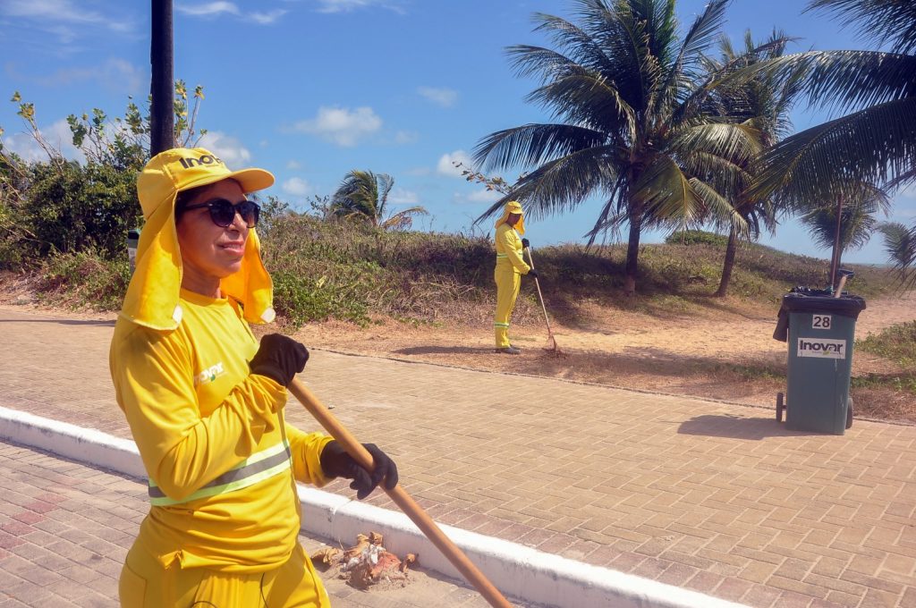 Emlur realiza operação especial com mais de 100 agentes de limpeza na Orla