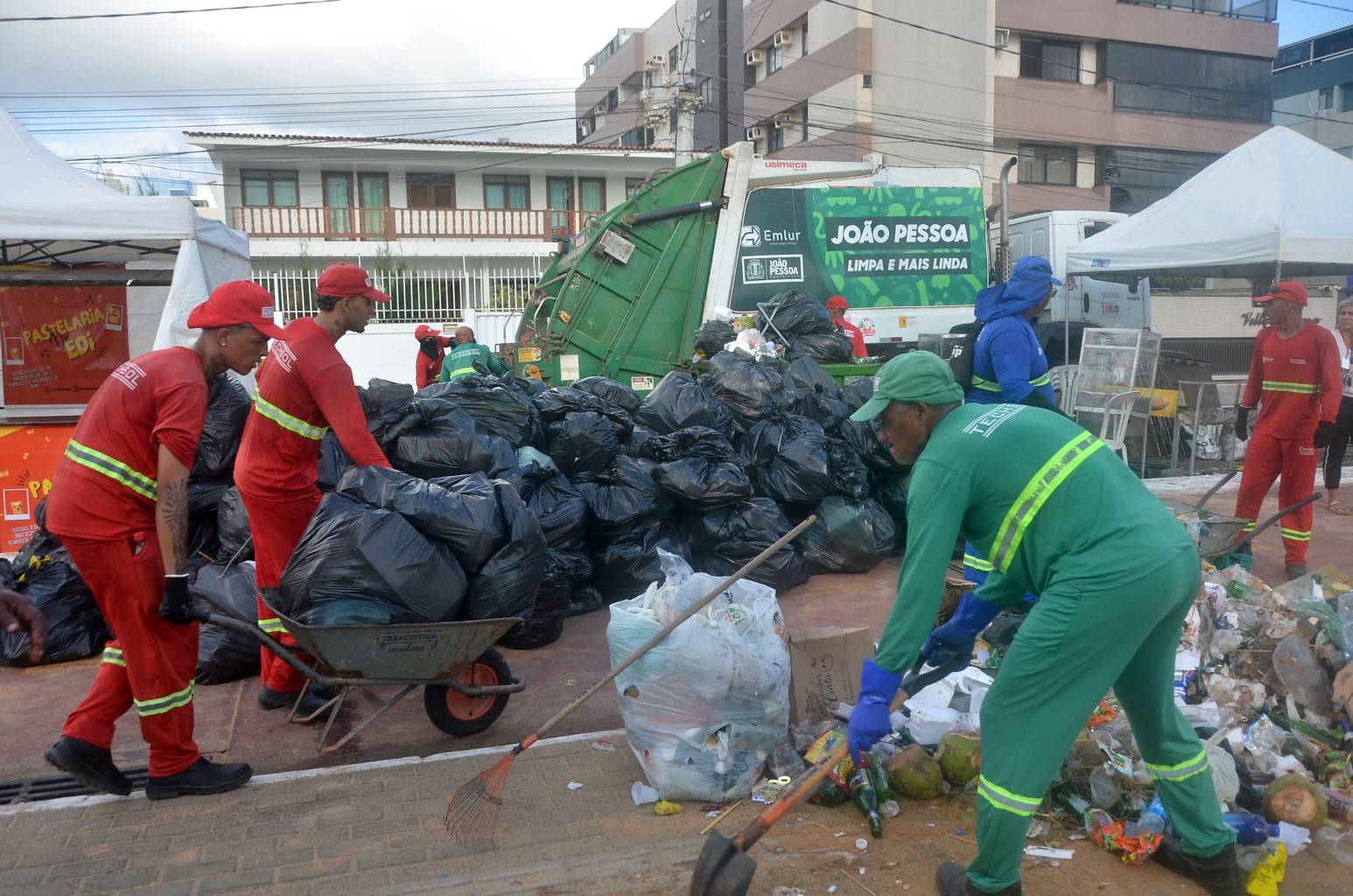 Período de férias eleva volume de resíduos sólidos em João Pessoa e Emlur intensifica ações de coleta