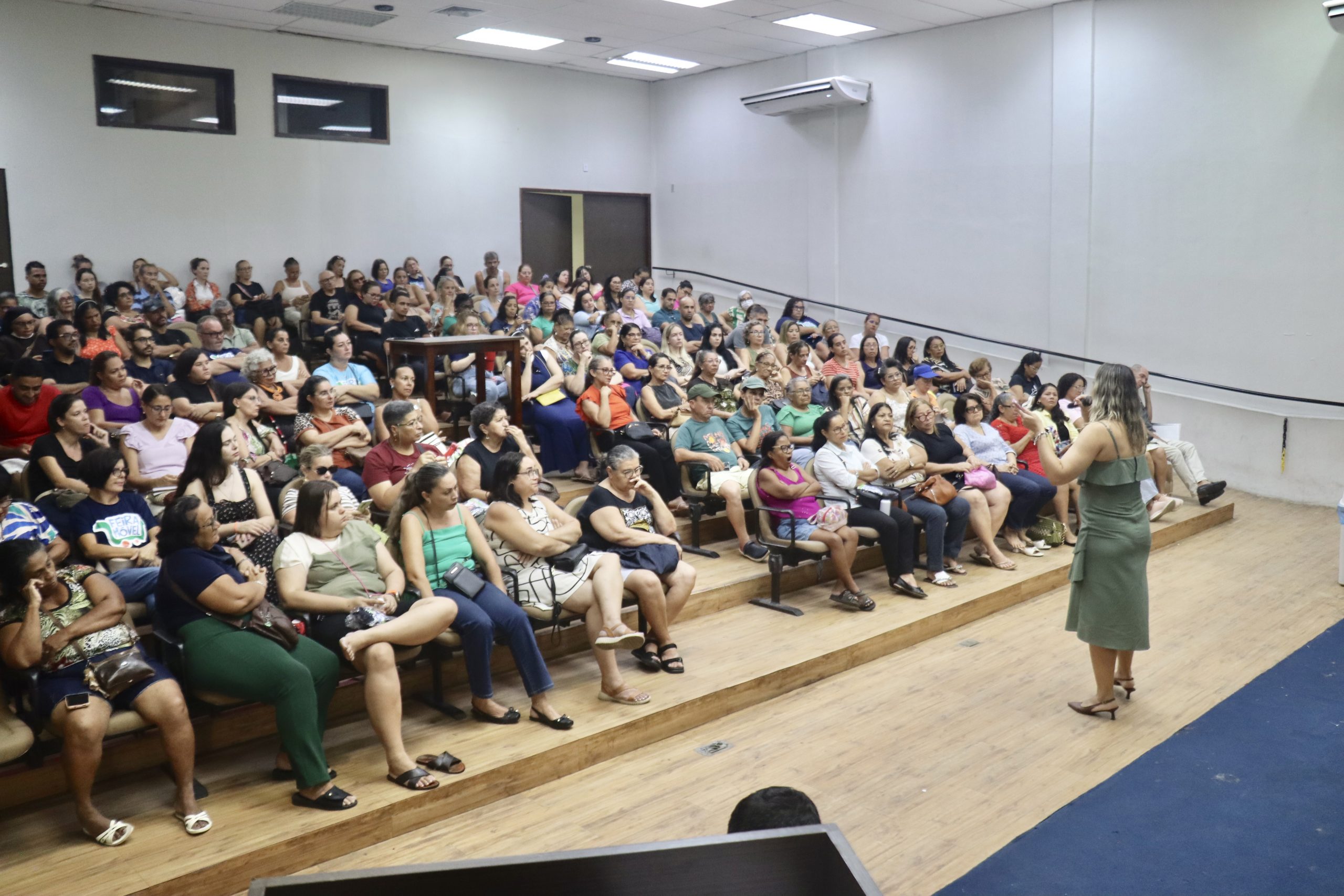 Sedurb reúne expositores da Feira Móvel para avaliação e planejamento mensal