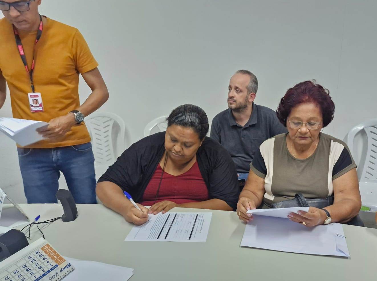 Famílias da Comunidade do ‘S’ assinam contrato do Programa Compra Assistida