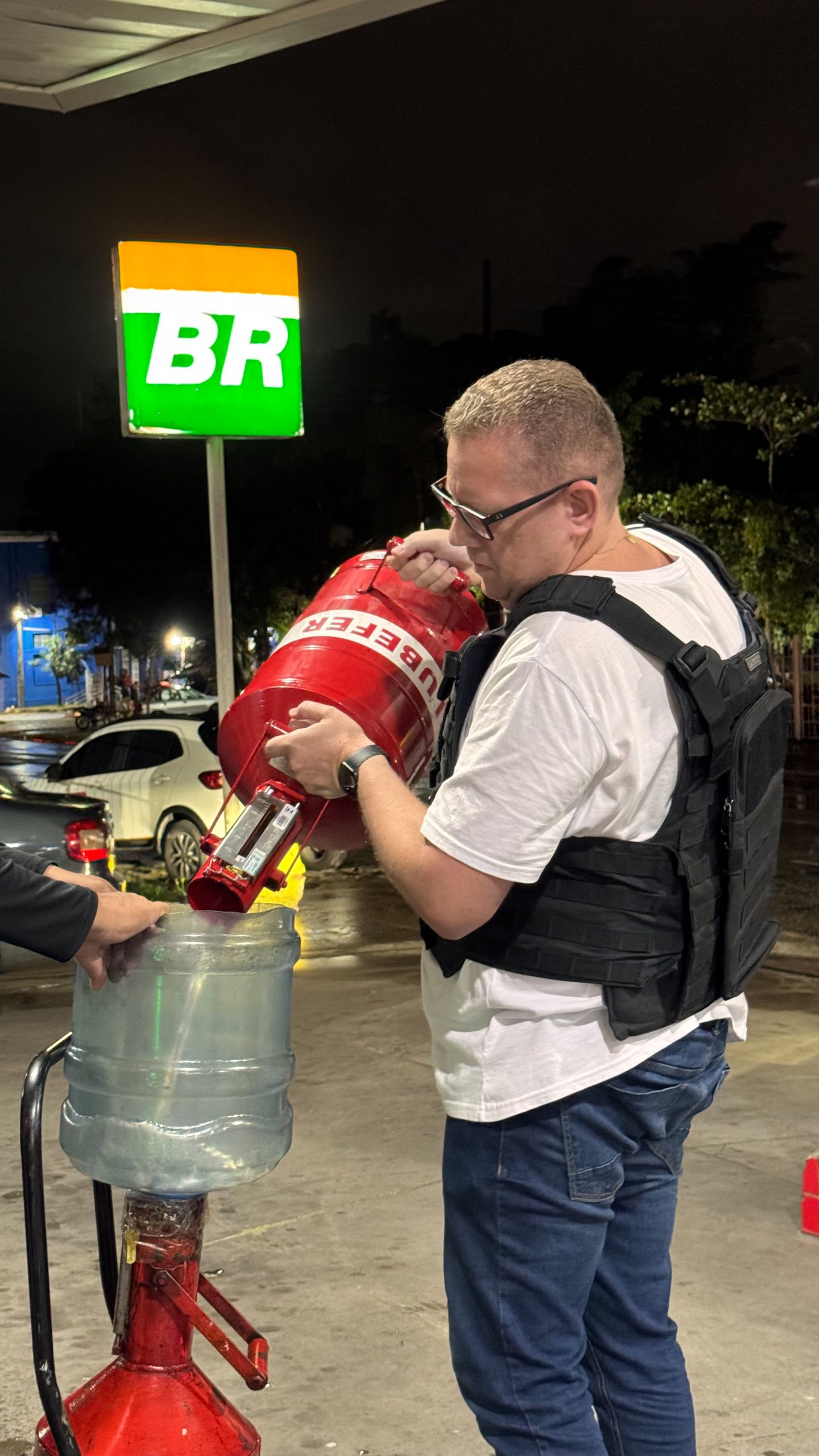 Procon-JP interdita bicos de gasolina, autua e apreende produtos sem validade em posto no Varadouro