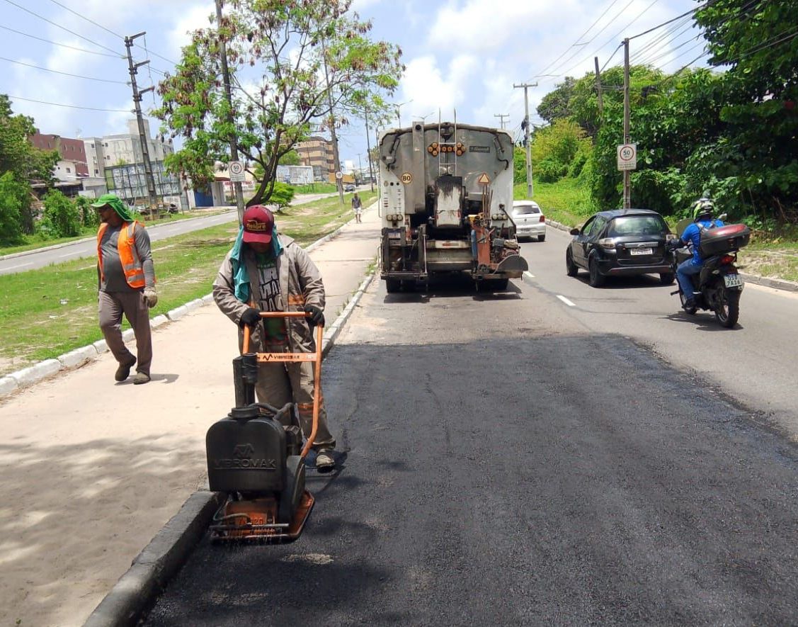 Operação tapa-buraco da Seinfra atende 18 bairros da Capital nesta terça-feira