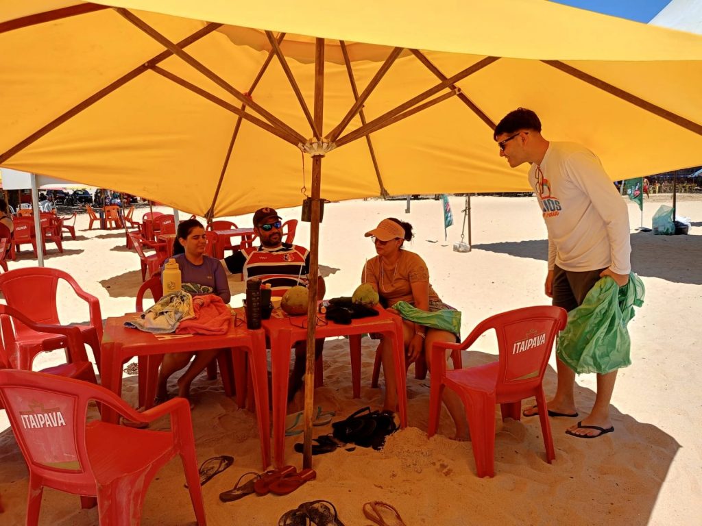 Emlur orienta visitantes e comerciantes durante ações educativas do ‘Amigos da Praia’