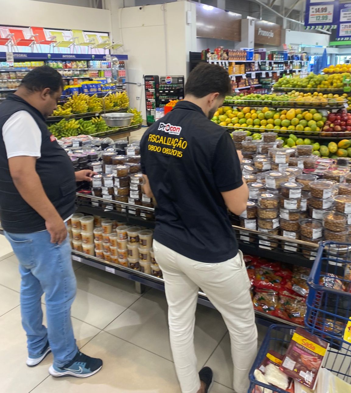 Procon-JP autua supermercado e apreende quase 10 kg de castanha do Pará com validade vencida