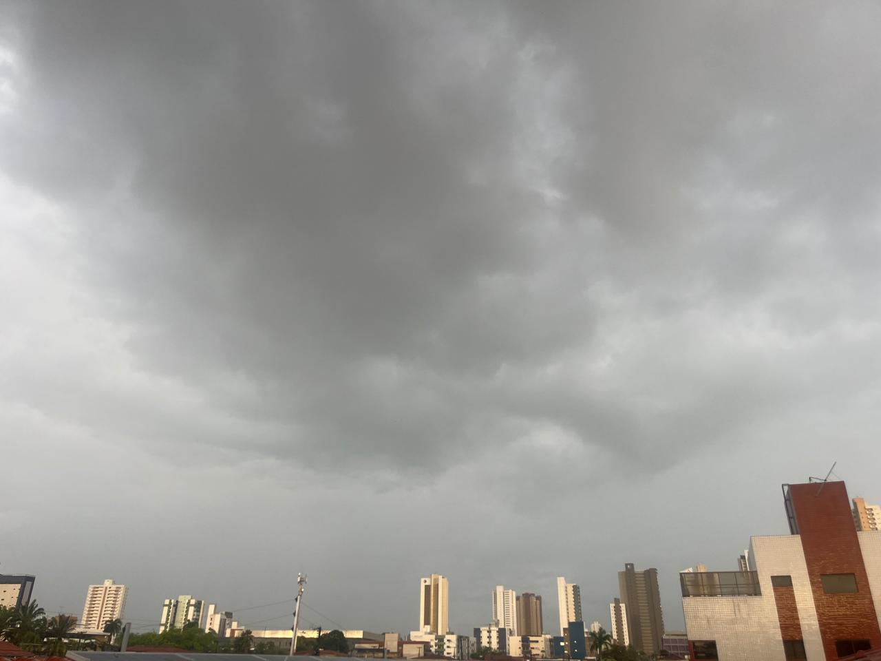 Em apenas 12h, chuva em João Pessoa supera a média histórica para todo o mês de fevereiro e equipes da Prefeitura seguem em alerta