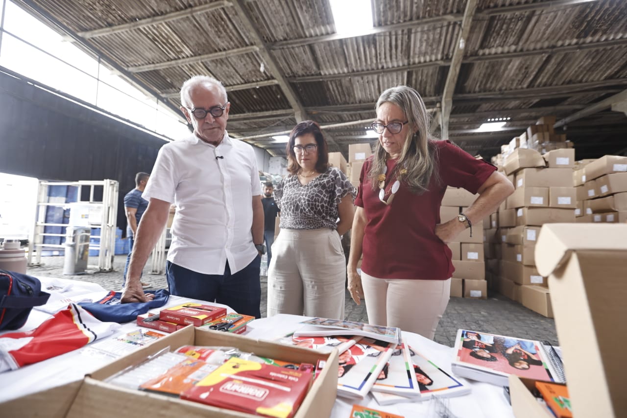 Cícero Lucena inicia distribuição do material escolar e fardamento para 80 mil alunos e destaca compromisso da Prefeitura com a Educação