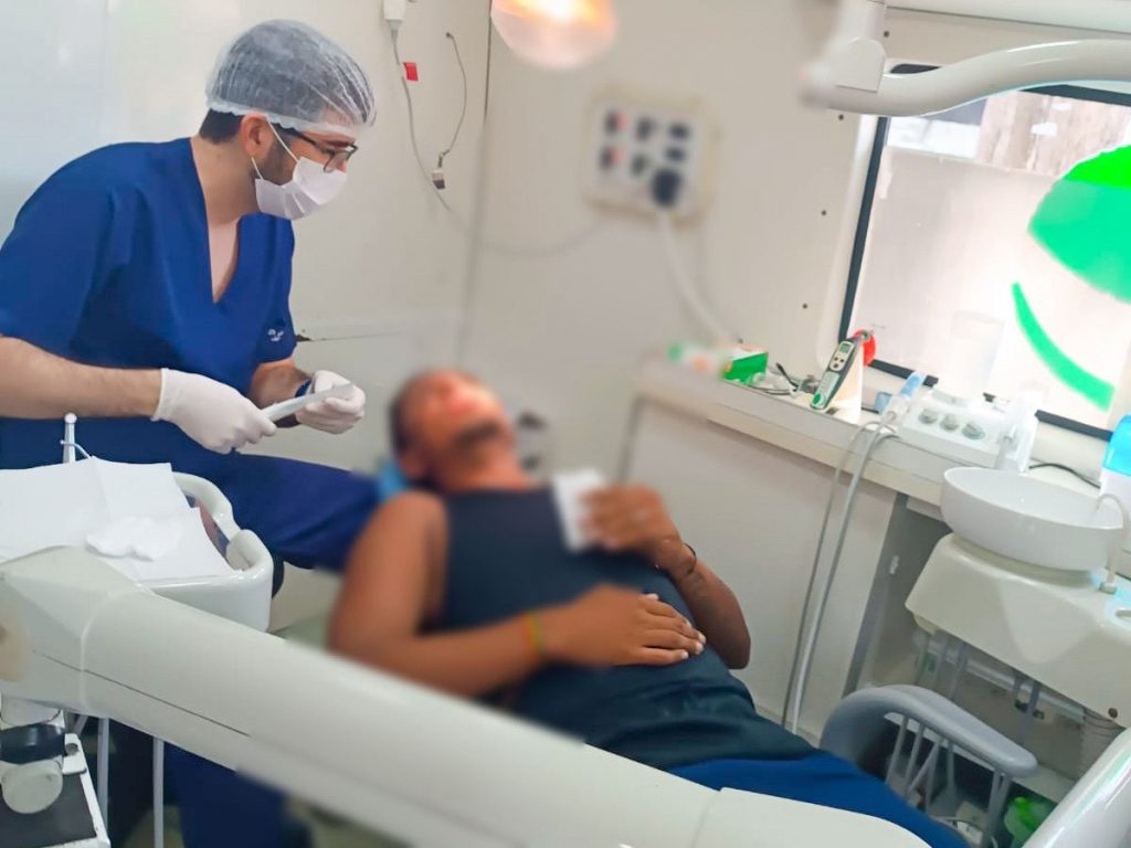 Saúde leva atendimento odontológico a pessoas em situação de rua no Centro da Capital