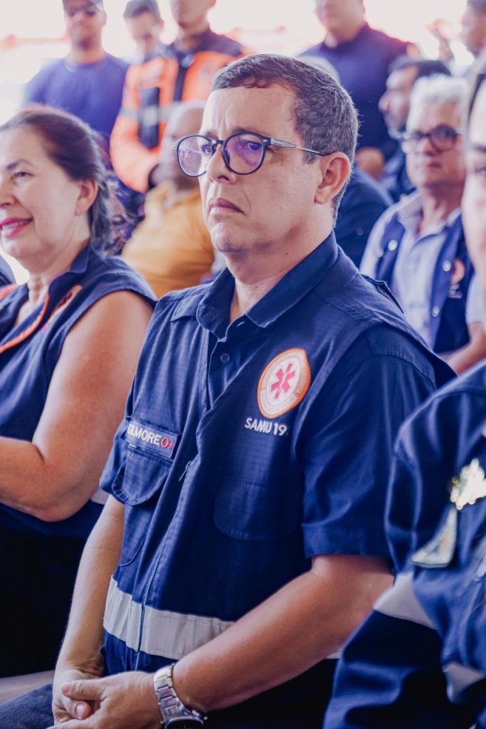 Prefeito entrega ambulancias Samu 7