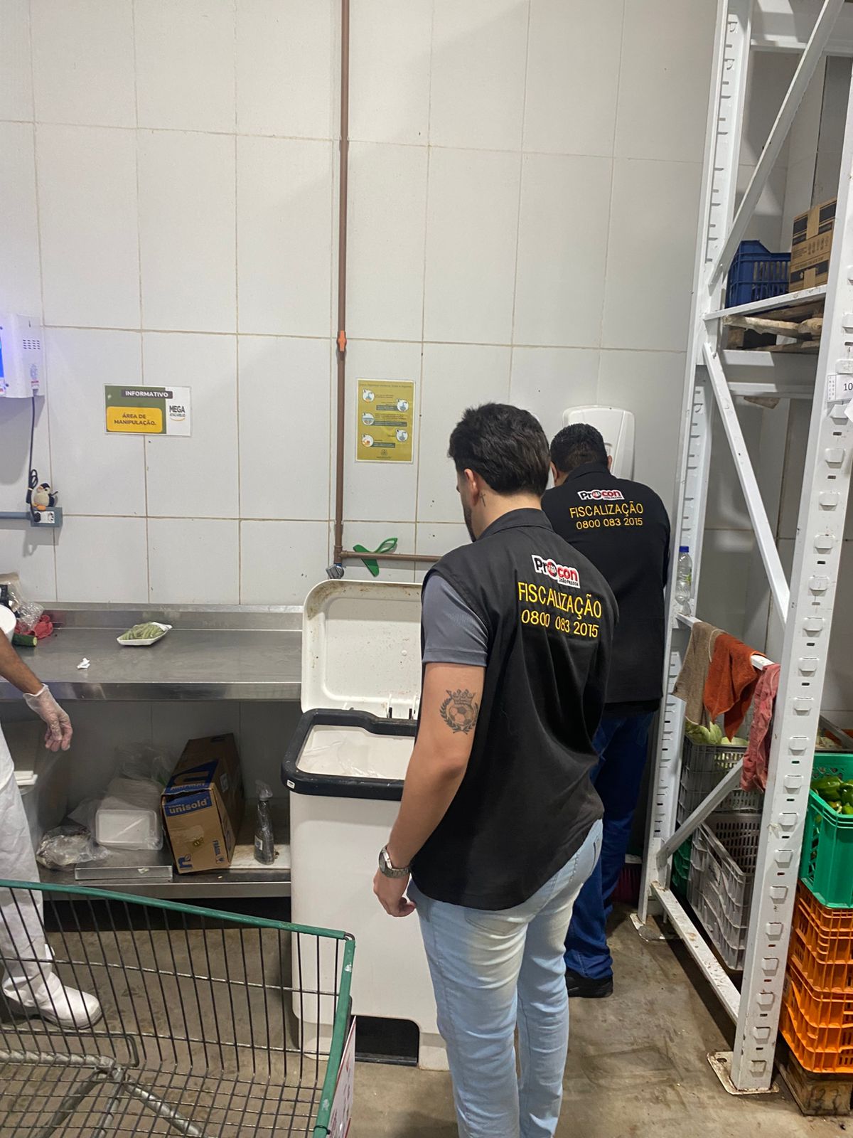 Procon-JP autua supermercado em Paratibe e apreende 35 quilos de frango com datas irregulares