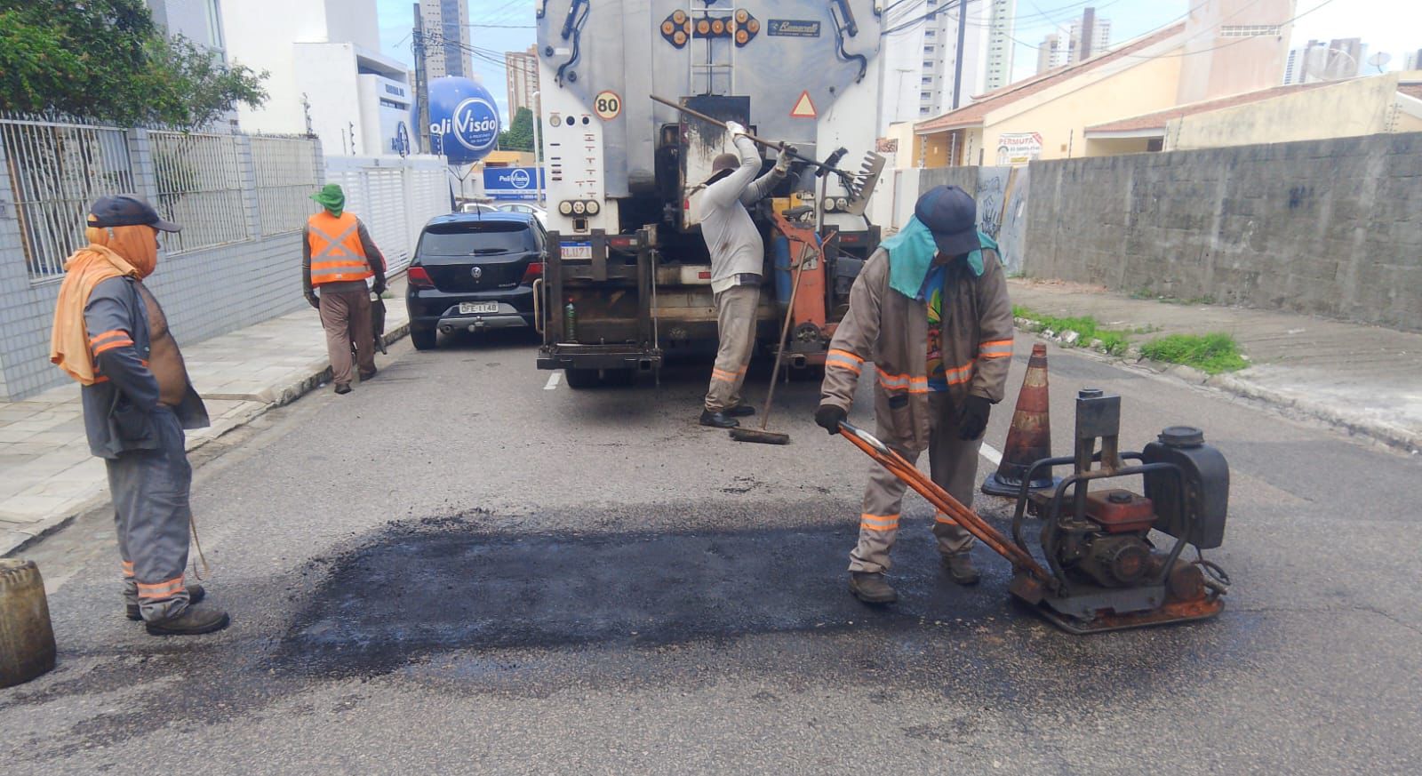 Operação tapa-buraco inicia a semana executando serviços em diversos bairros de João Pessoa