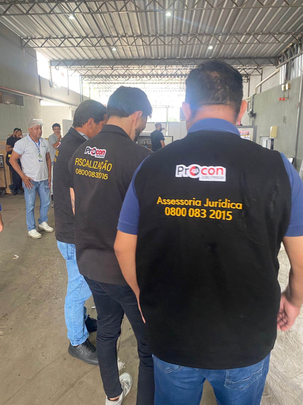 Procon-JP apreende 56 quilos de frango sem dados de validade e procedência em supermercado no Aeroclube