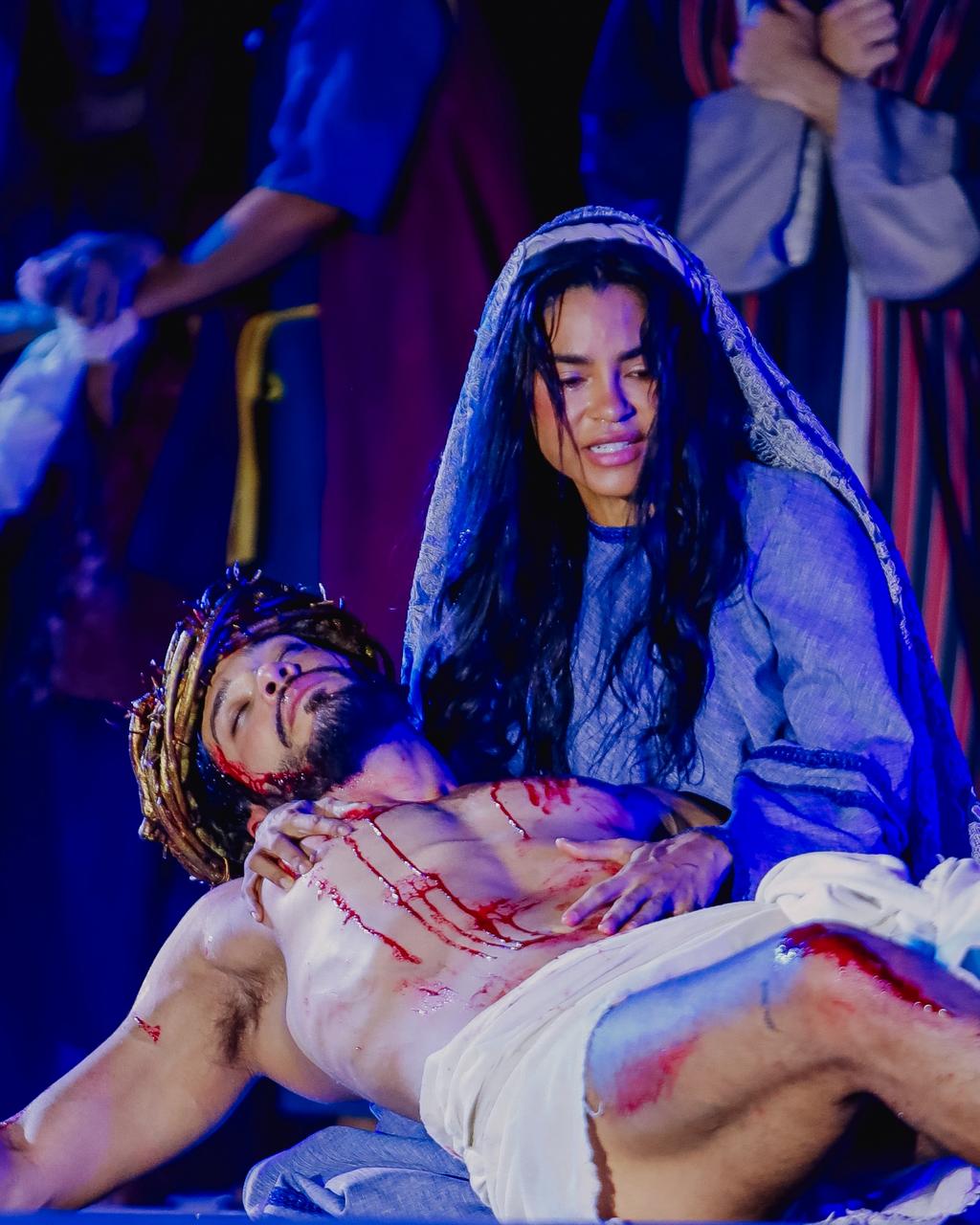 Paixão de Cristo estreia com multidão no Centro Histórico