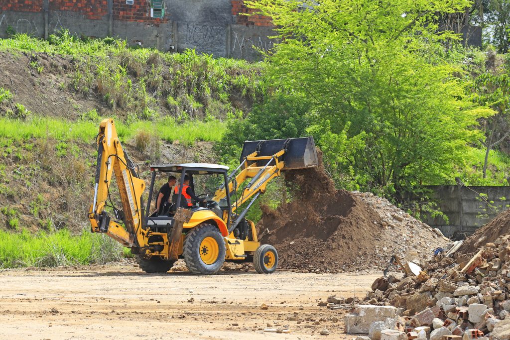 Inscrições para curso gratuito de operador de máquinas pesadas começaram nesta sexta-feira