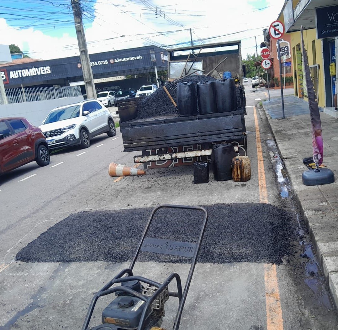 Programação de serviços da operação tapa-buraco atende mais de 30 bairros nesta terça-feira Programação de serviços da operação tapa-buraco atende mais de 30 bairros nesta terça-feira