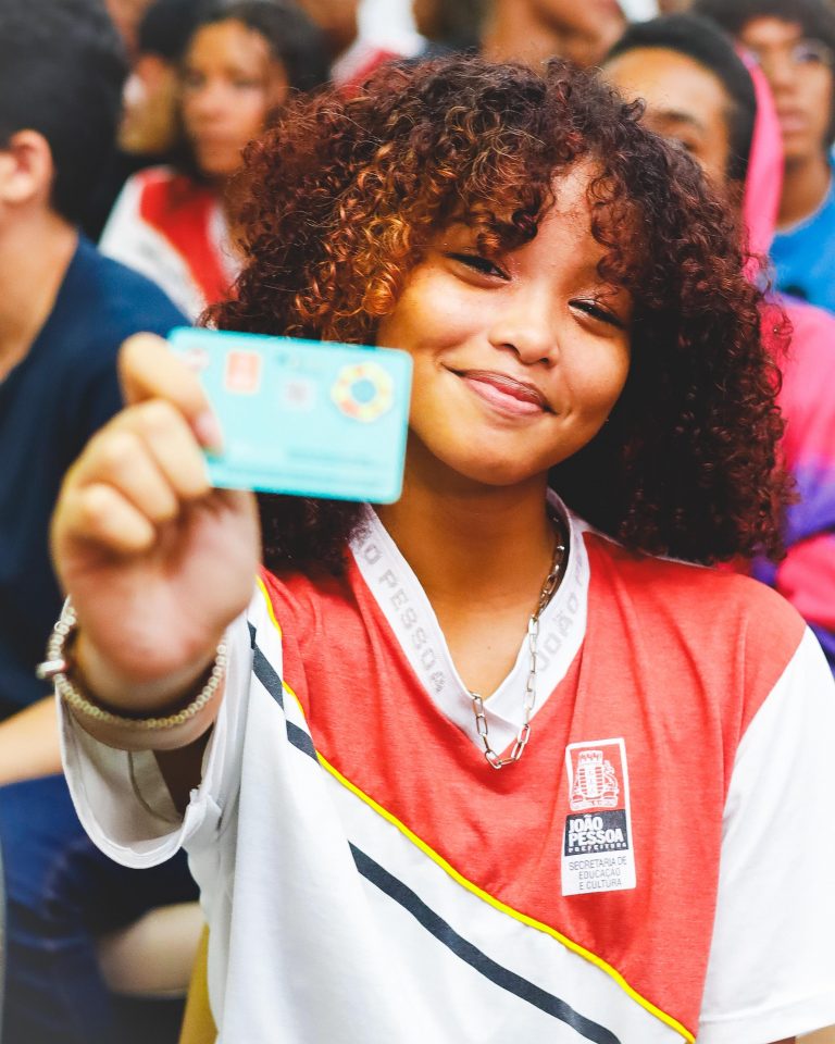 Programa do Procon-JP entrega mais de 35 mil documentos estudantis a alunos da Rede Municipal de Ensino