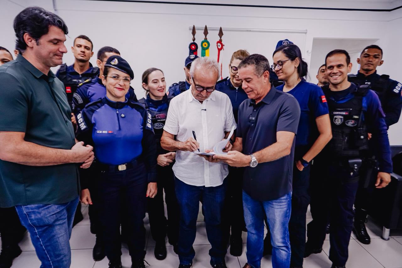 Cícero Lucena anuncia gratificação e PCCR para três categorias profissionais do Município