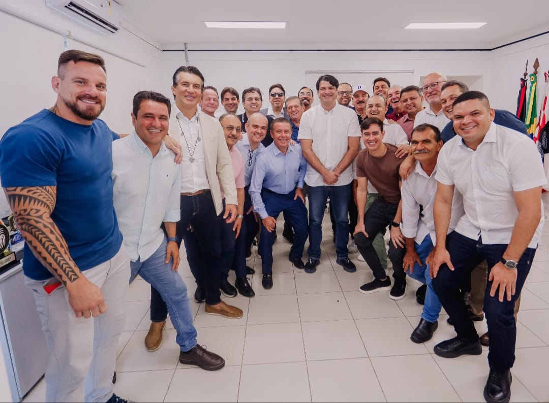 Em reunião com vereadores, Leo Bezerra fortalece diálogo entre Executivo e Legislativo Em reunião com vereadores, Leo Bezerra fortalece diálogo entre Executivo e Legislativo
