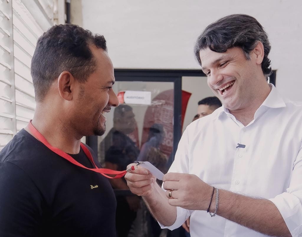 Leo Bezerra entrega crachás que organiza comércio de ambulantes na orla de Cabo Branco e Tambaú Leo Bezerra entrega crachás que organiza comércio de ambulantes na orla de Cabo Branco e Tambaú