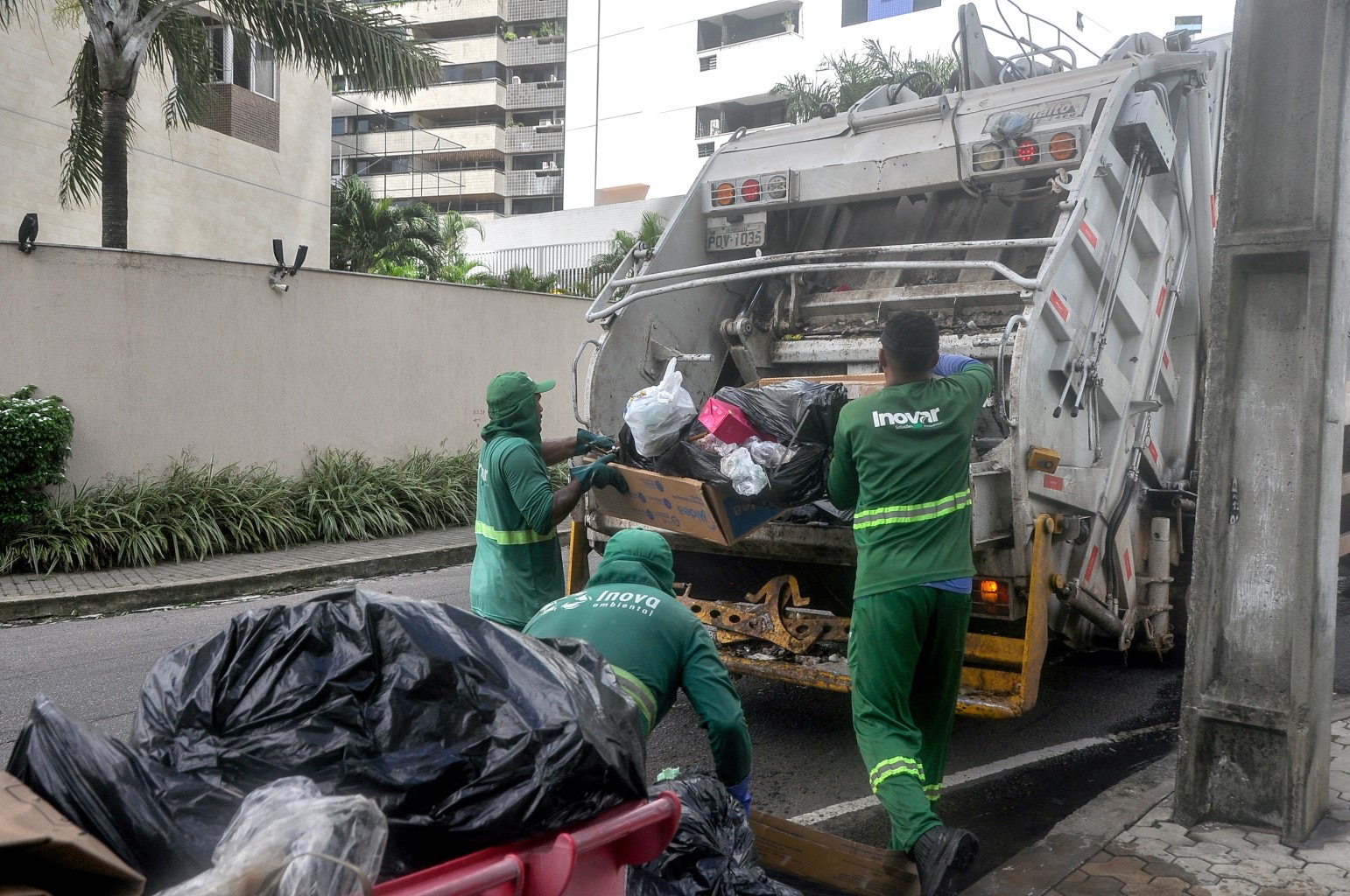 Emlur inicia semana com serviços de conservação em diversos bairros de João Pessoa