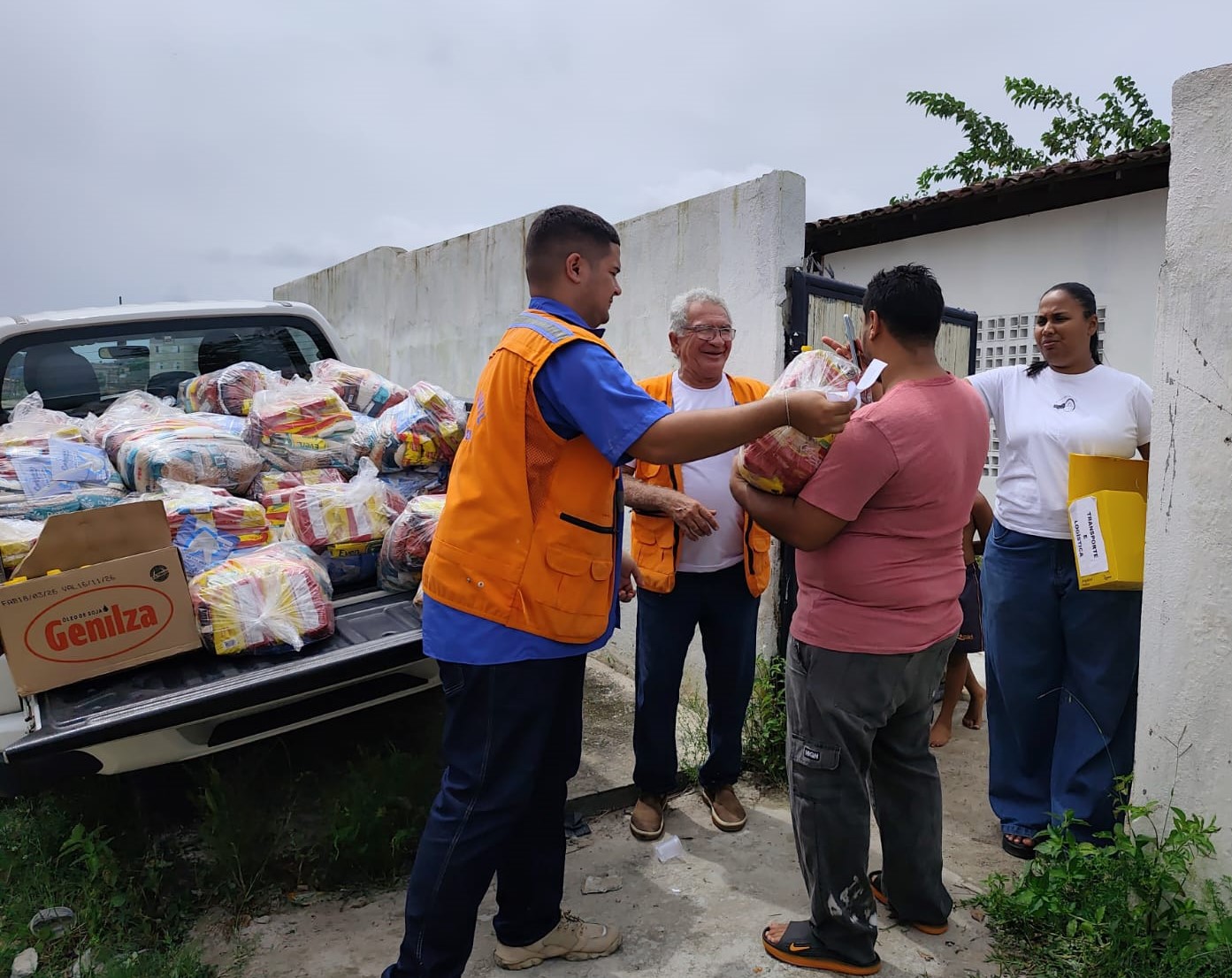 Prefeitura entrega cestas básicas para famílias atingidas pela enchente das Três Lagoas