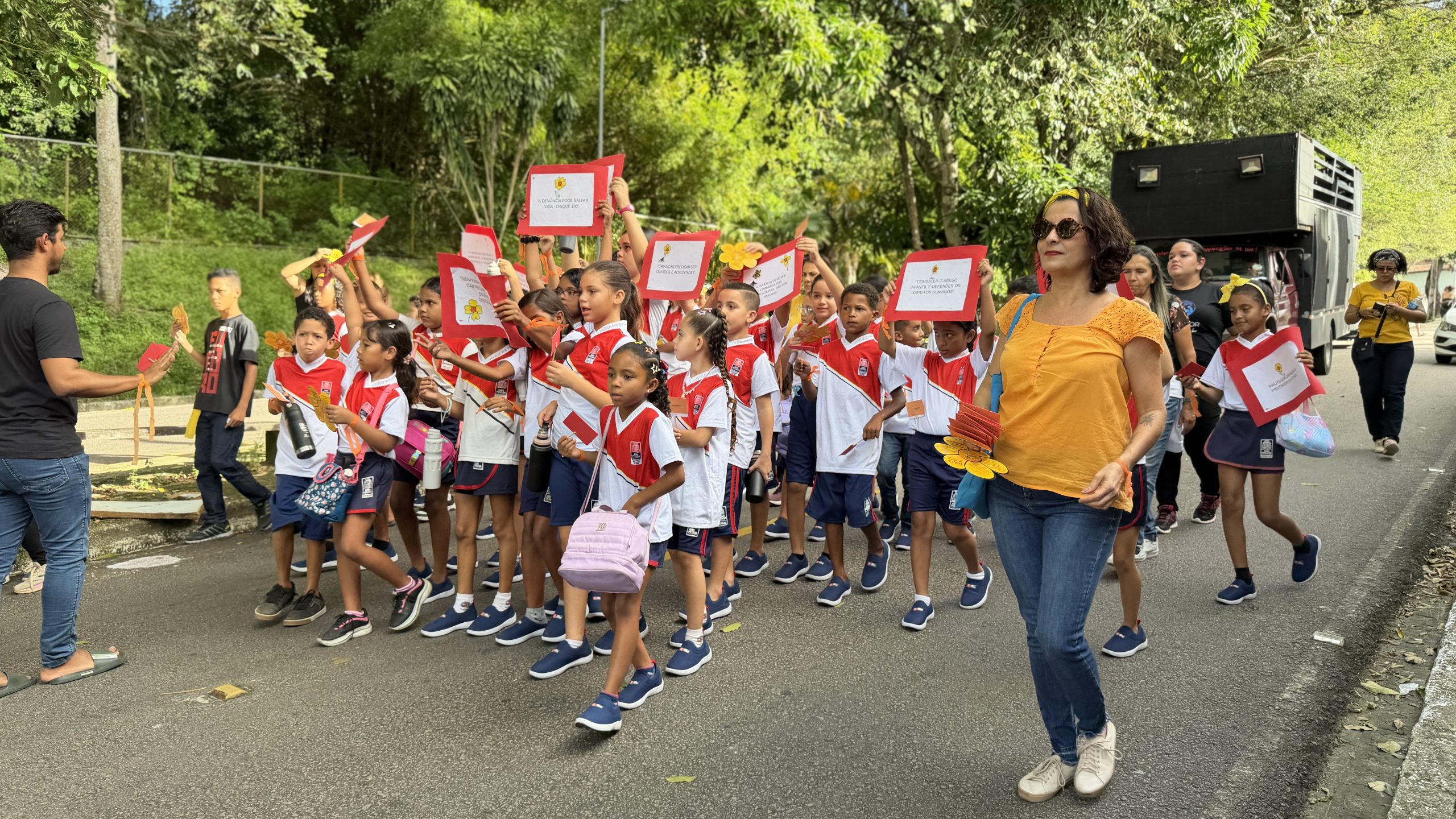 Caminhada mobiliza comunidades do Roger e Varadouro em defesa das crianças e adolescentes Caminhada mobiliza comunidades do Roger e Varadouro em defesa das crianças e adolescentes
