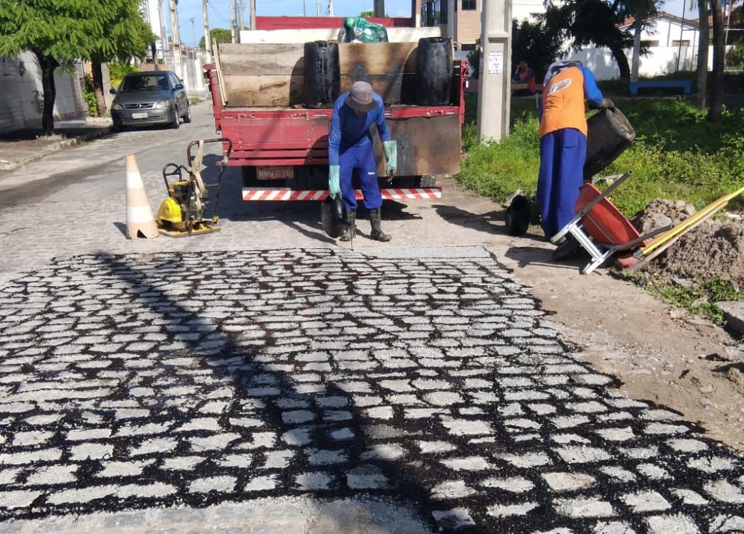 Seinfra inicia a semana com operação tapa-buraco em 27 bairros da Capital