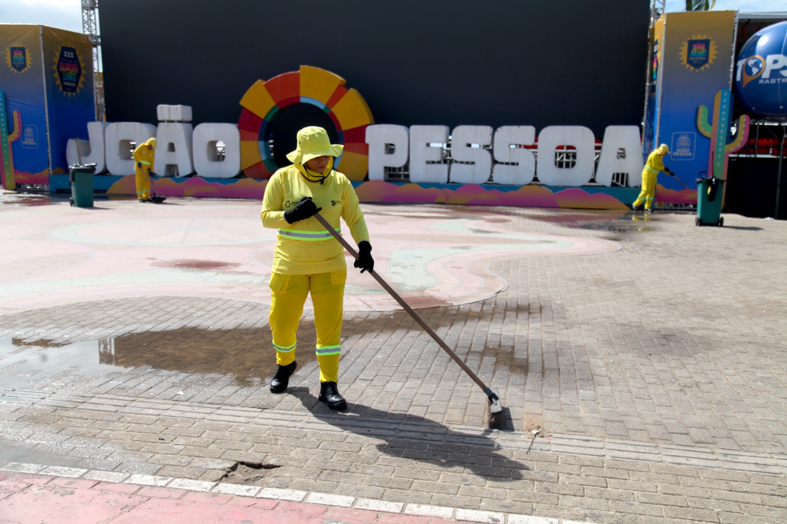 Emlur reforça a limpeza da Orla e mantém serviços de conservação em diversos bairros de João Pessoa
