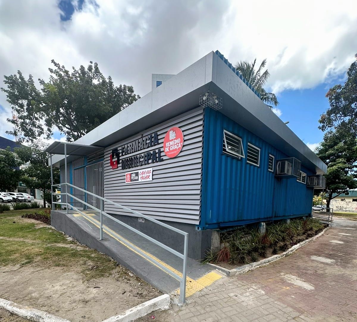 Farmácia Contêiner facilita acesso da população a medicamentos em horário ampliado Farmácia Contêiner facilita acesso da população a medicamentos em horário ampliado