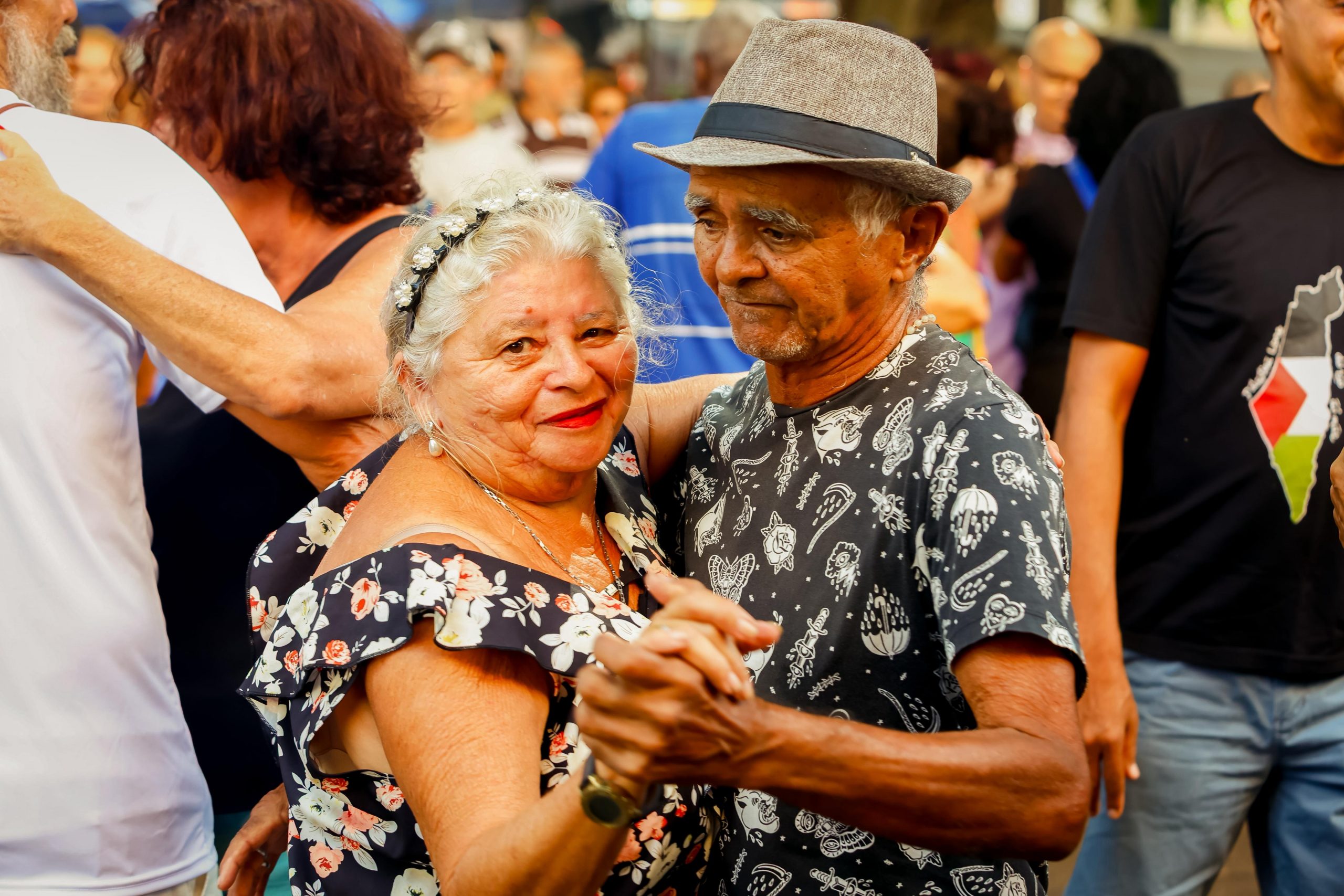 Cantor Paulo Banderas leva forró para o Sabadinho Bom, na Praça Rio Branco
