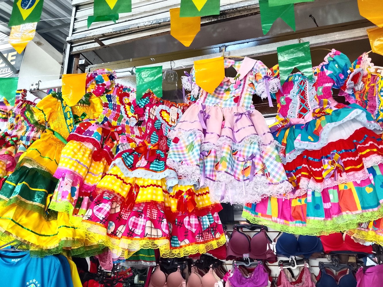 Shoppings populares já estão no clima junino com a venda de roupas, acessórios e itens típicos da época