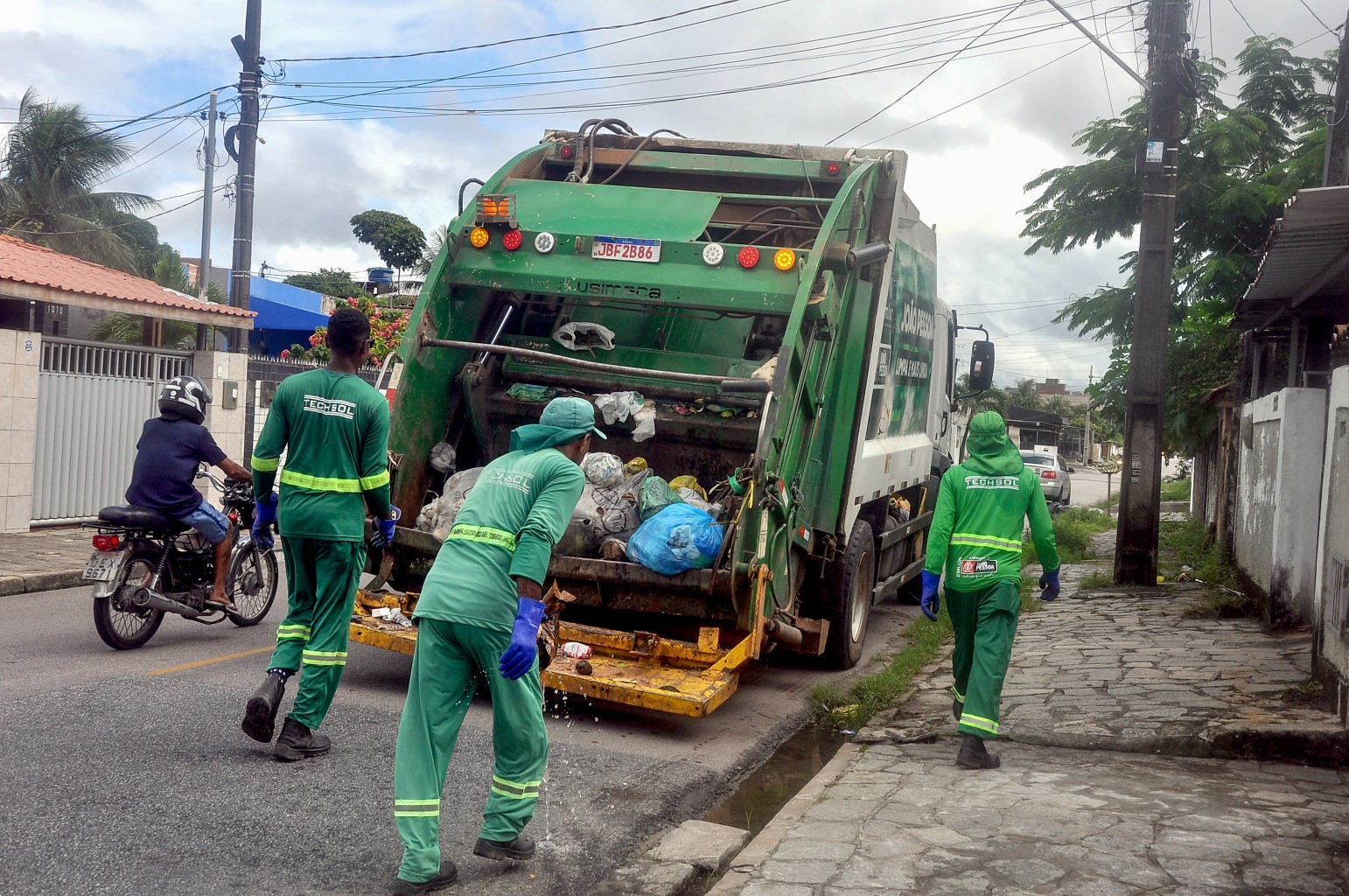 Emlur segue com serviços de conservação e demais ações de limpeza nesta segunda-feira