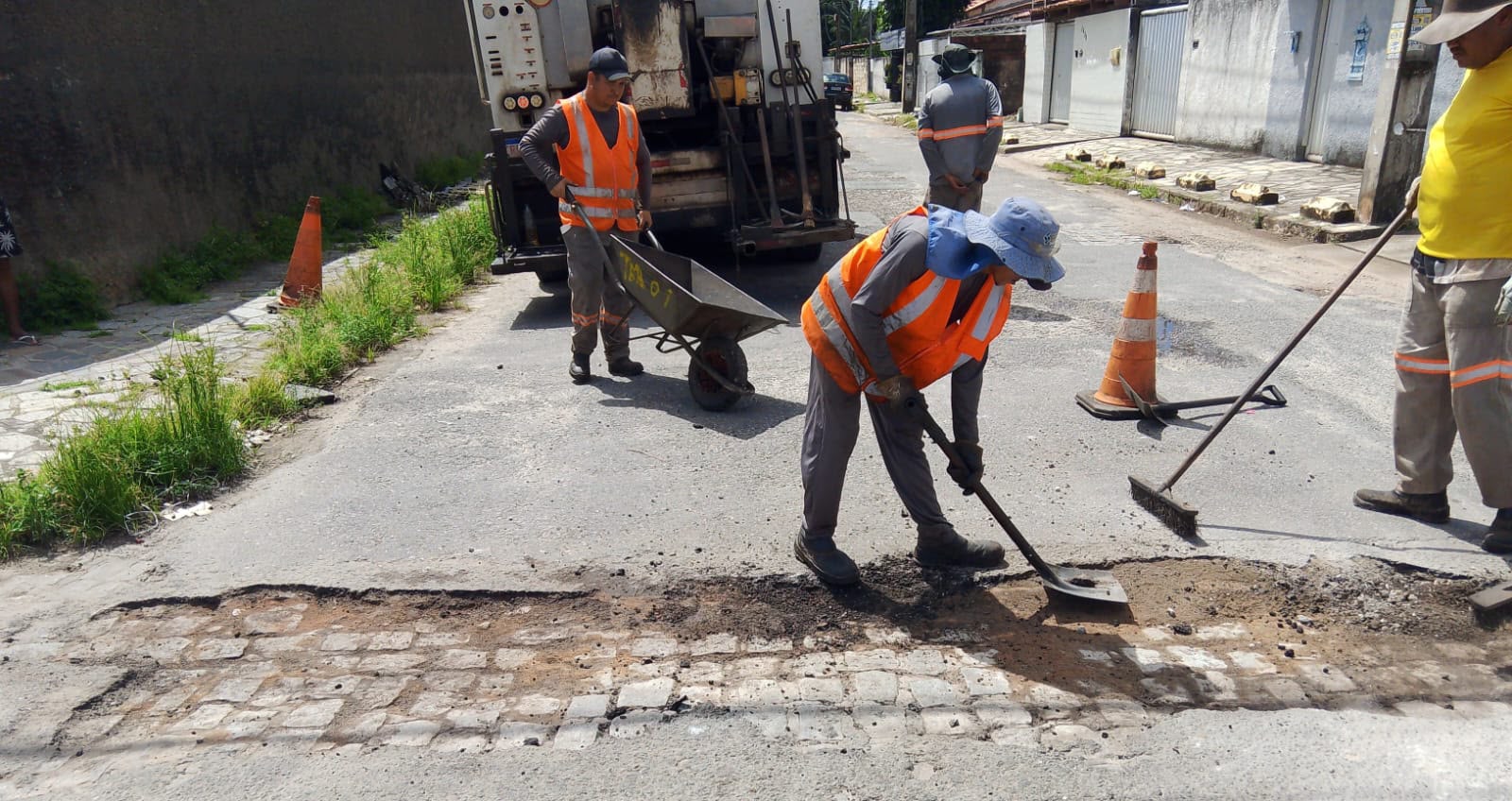 Prefeitura inicia semana realizando serviços da Operação Tapa-Buraco em mais de 45 bairros Prefeitura inicia semana realizando serviços da Operação Tapa-Buraco em mais de 45 bairros