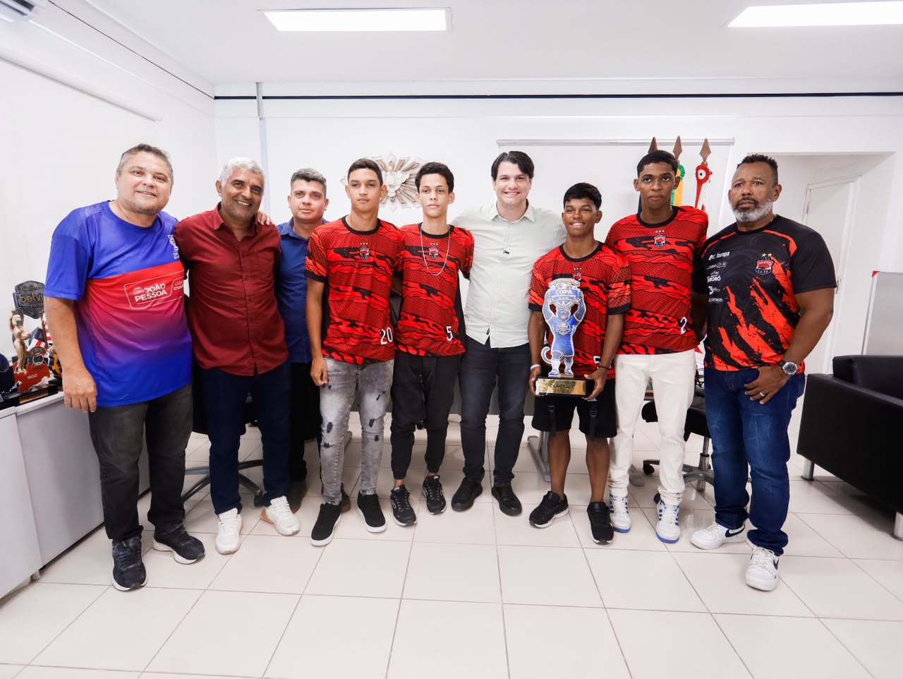 Leo Bezerra celebra nova conquista dos alunos do projeto ‘Campeões do Amanhã’ Leo Bezerra celebra nova conquista dos alunos do projeto ‘Campeões do Amanhã’