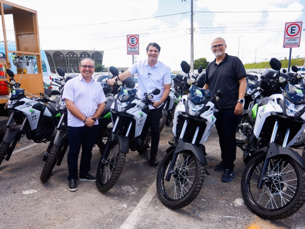 Leo Bezerra entrega fardamento para os agentes de mobilidade urbana e novos veículos para a Semob-JP 3 WhatsApp Image 2026 06 16 at 14.01.52 1