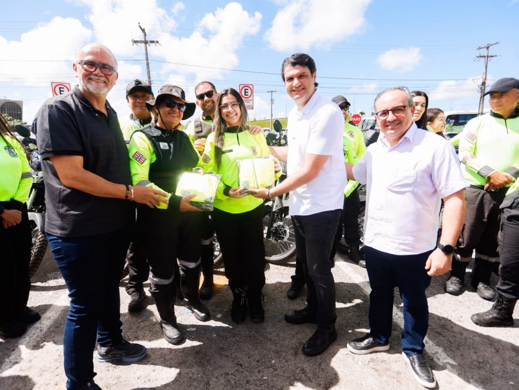 Leo Bezerra entrega fardamento para os agentes de mobilidade urbana e novos veículos para a Semob-JP 2 WhatsApp Image 2026 06 16 at 14.01.53