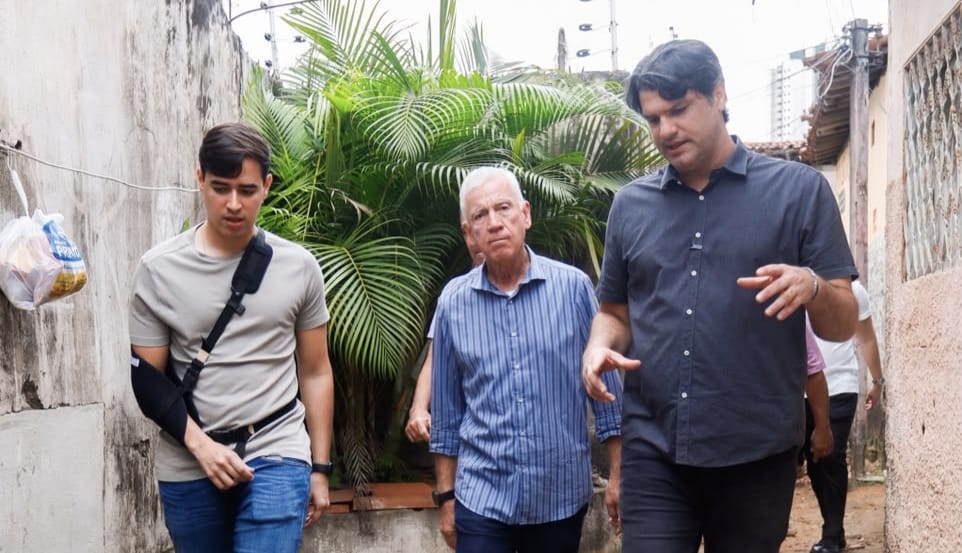 Leo Bezerra vistoria vias da comunidade Riachinho que receberão pavimento de piso intertravado Leo Bezerra vistoria vias da comunidade Riachinho que receberão pavimento de piso intertravado