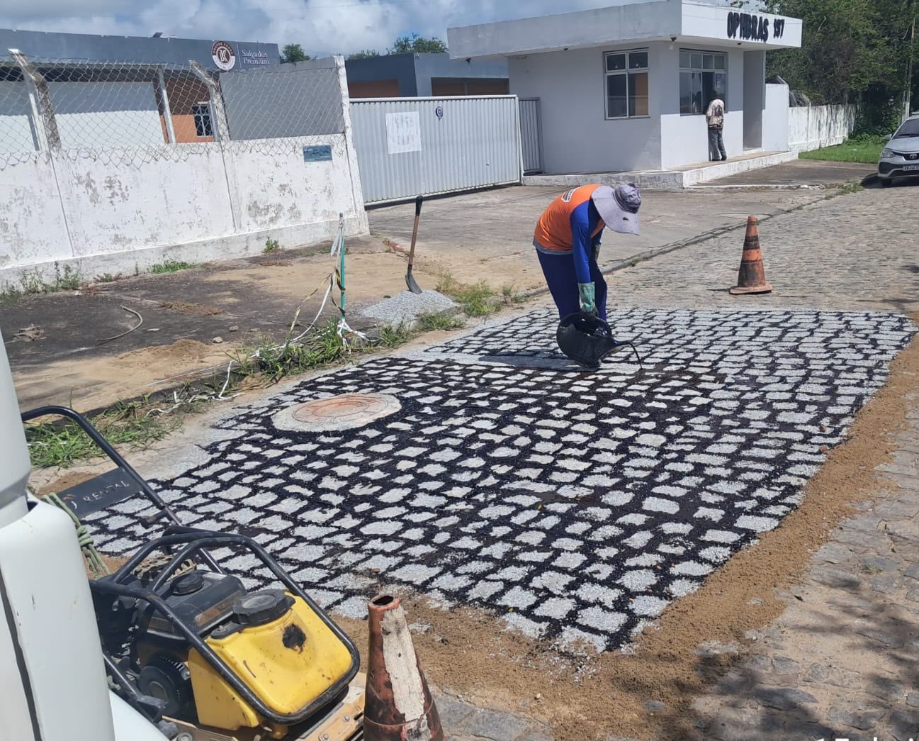 Seinfra executa operação tapa-buraco e manutenção das galerias e iluminação pública em 36 bairros Seinfra executa operação tapa-buraco e manutenção das galerias e iluminação pública em 36 bairros